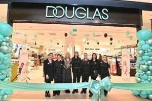 DOUGLAS România a deschis două noi magazine în doar opt zile